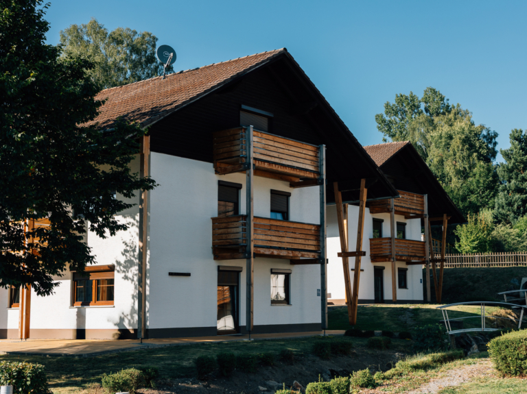 Maison Horizon : immeuble collectif avec balcons en bois et fenêtres couleur bois