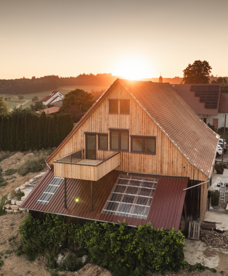 Résidence Nova : maison à bardage bois avec fenêtres neuves, vue de drone au coucher du soleil